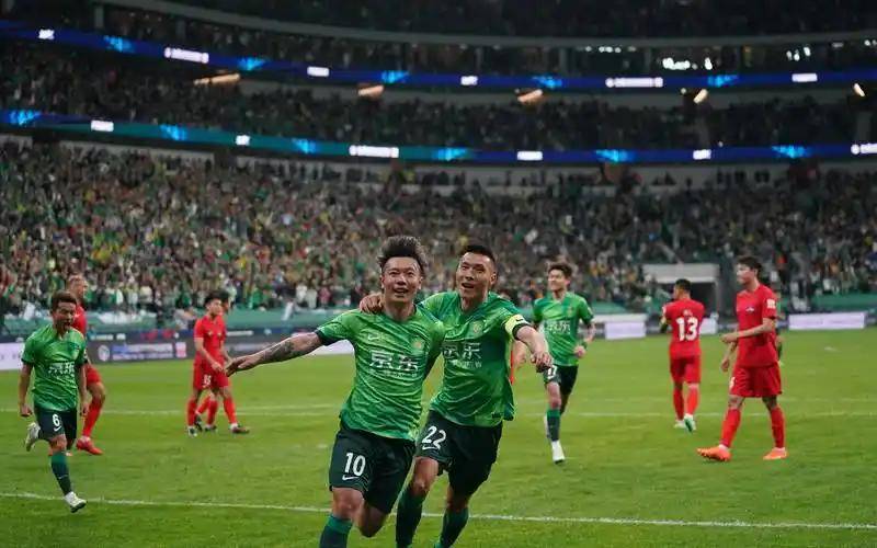 九游官方-武汉三镇训练开放日，集结日门线救险引欢呼，亚冠在即，资深球员宣示担当(权健亚冠球员评分)